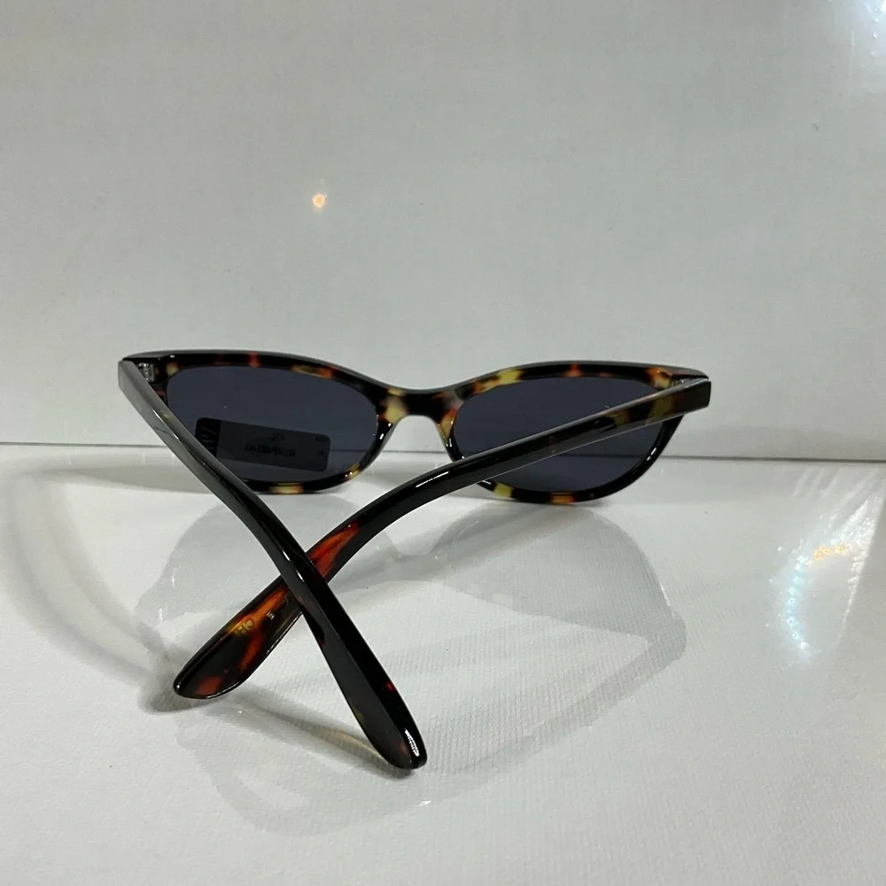 Elegant Tortoise Shell Sunglasses